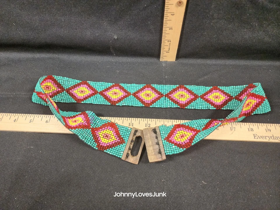 Antiguo cinturón de cuentas de semillas nativas americanas hebilla de madera usado Foto 3 de 4