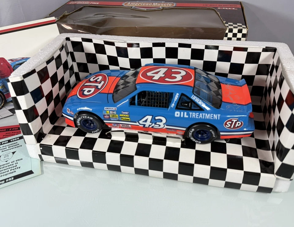 Литая модель STP Grand Prix с автографом Ричарда Петти из ERTL American Muscle масштаб 1:18 - Изображение 2 из 4