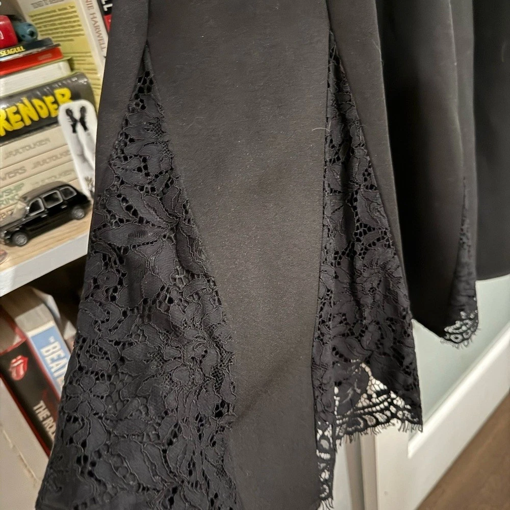 Vestido negro clásico de Adrianna Papell