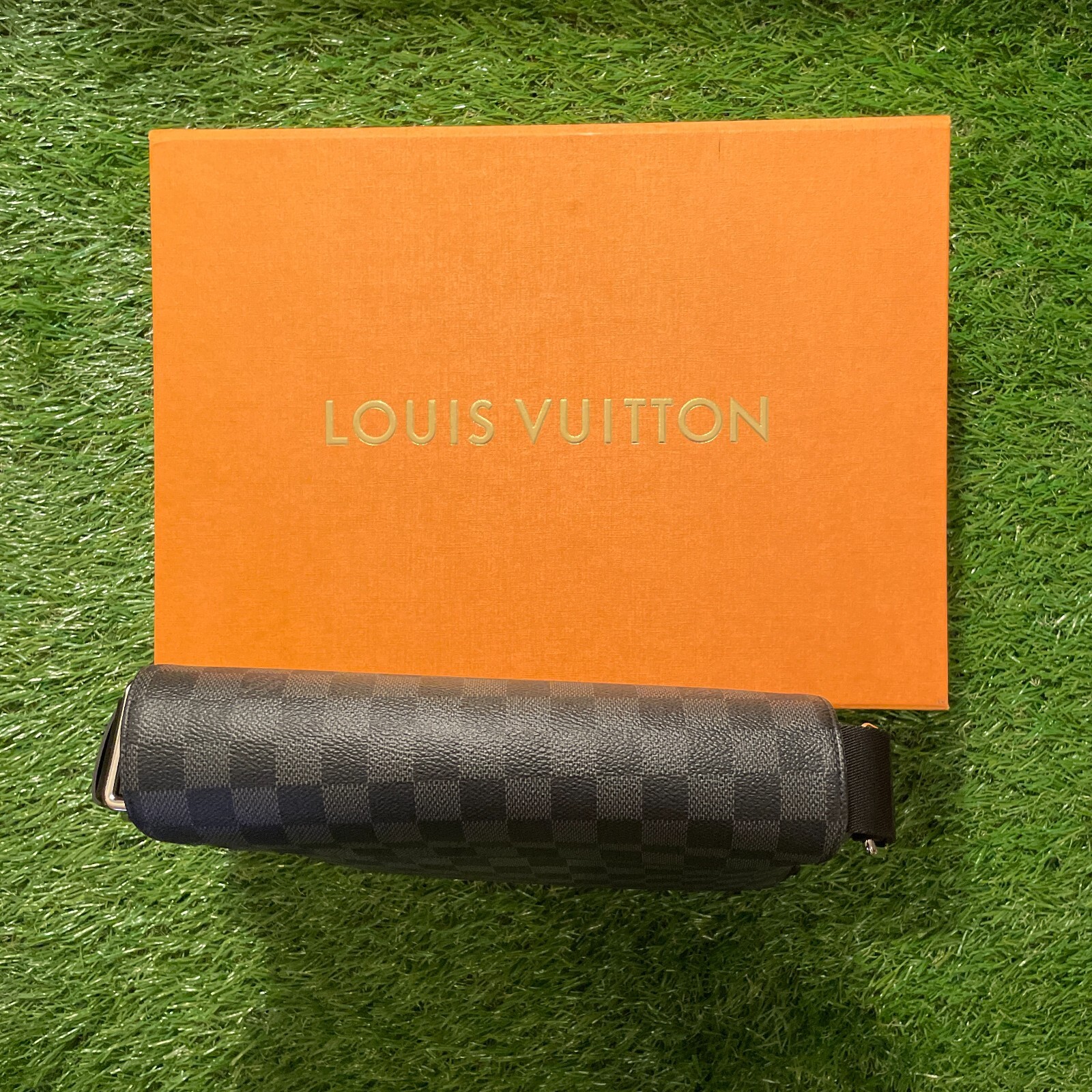 Louis Vuitton District NM Messenger Bag Damier Graphite PM Black image 9