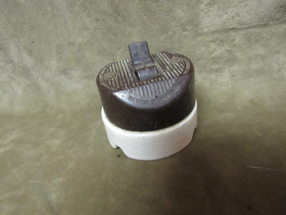Interruptor de luz de plástico duro de baquelita marrón vintage con base de porcelana marca Leviton Foto 4 de 4