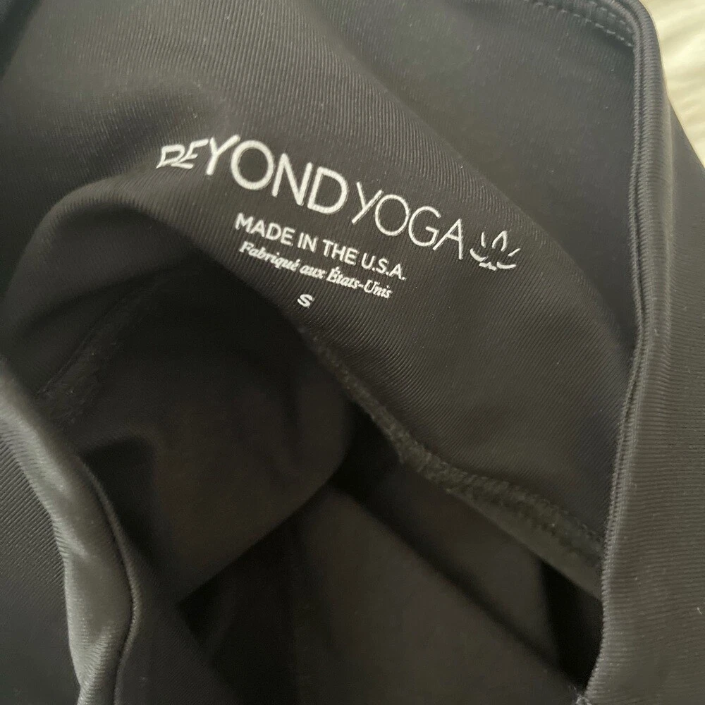 beyond-yoga umělá kůže detaily síťoviny leggings