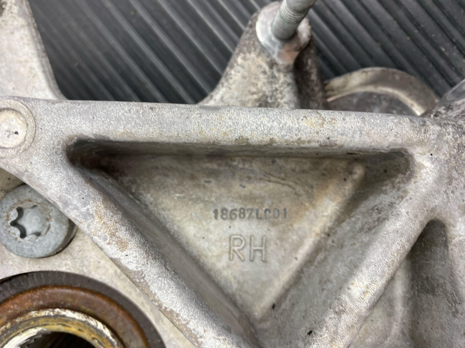 2019 ASTON MARTIN VANTAGE COUPE OEM 4.0L RWD REAR RIGHT KNUCKLE SPINDLE HUB