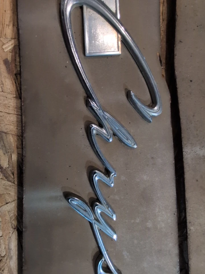 Chrysler Newport 1965 insignia emblema New Yorker 300 Foto 2 de 4