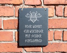 SCHIEFERTAFEL "HIER WOHNT EIN WIKINGER MIT SEINER SCHILDMAID" SCHILD #0121