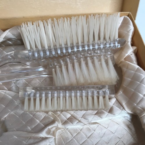 Fifth Avenue Vintage Hair & Clothe Brushes x 3 ( RARE ) - Picture 9 of 12