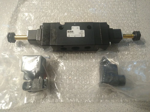 Parker B572BCNXXC, 3/8" NPT Double Solenoid, 3 Pos Valveless Coil Solenoid Valve