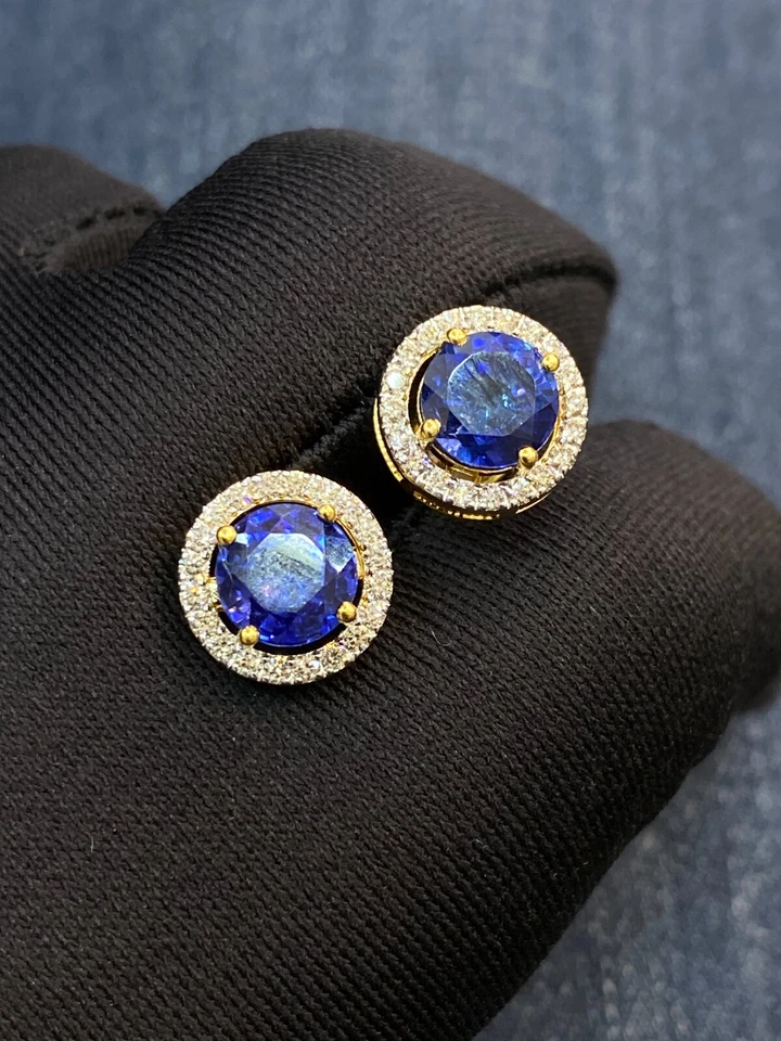 Aretes pavé de oro de 18 quilates con halo de diamantes brillantes redondos de 4,90 quilates Foto 4 de 4