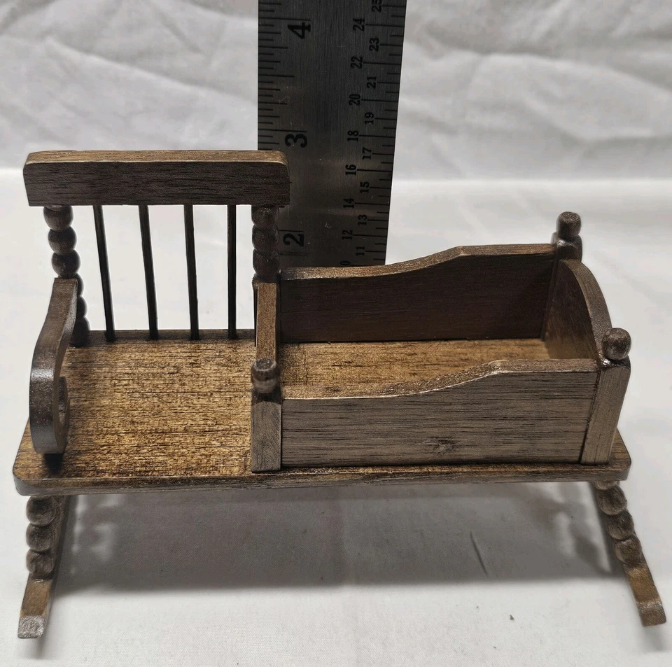 Nuevo de Lote Antiguo Muebles para Casa de Muñecas Concord Granny Balancín Cuna Bomba Fregadero Toldo Cama Tocador Foto 4 de 4