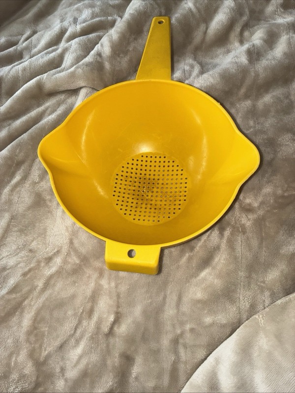 Vintage Tupperware 2 Quart Colander Strainer w/ Handle & 2 Pour Spouts Yellow 