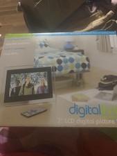 Digital Living 7  Digital Photo Picture Frame Model No. DPF-7705T Target Brand