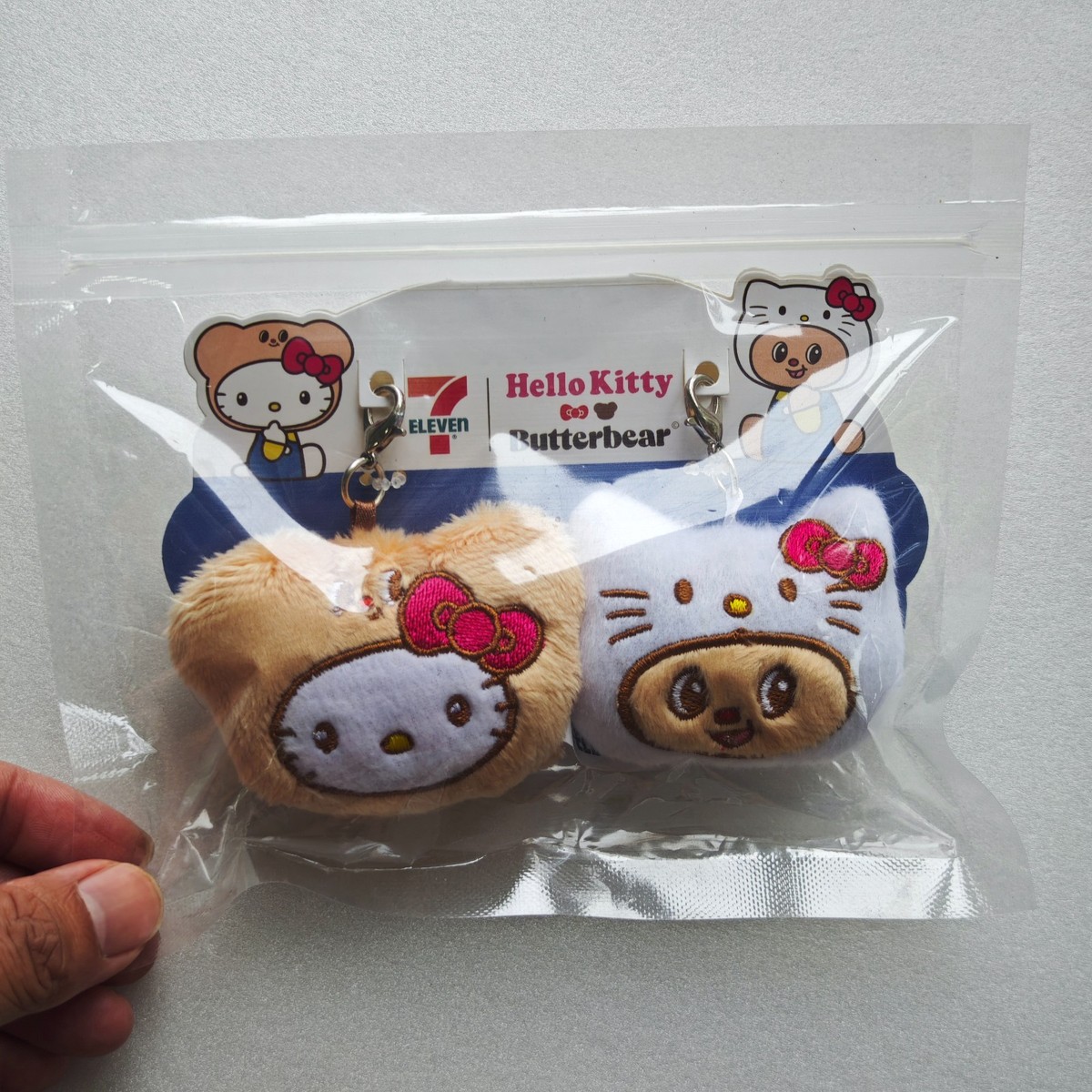 HELLOKITTY X 7-eleven ぬいぐるみ Hello Kitty x Butter Bear 7-11 Limited Charm Keychain Plush