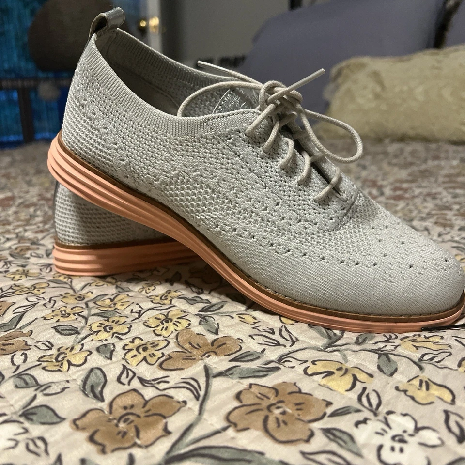 Mocasines grises Cole Haan de lona/cuero con punta de ala con suelas de melocotón para mujer talla 7,5. Foto 2 de 4