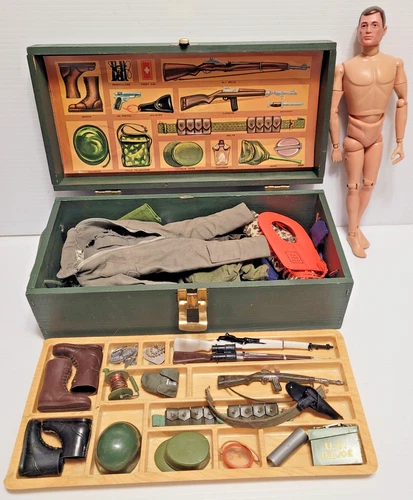 VINTAGE 1960's HASBRO GI JOE FIGURE W/ACCESSORIES & FOOT LOCKER