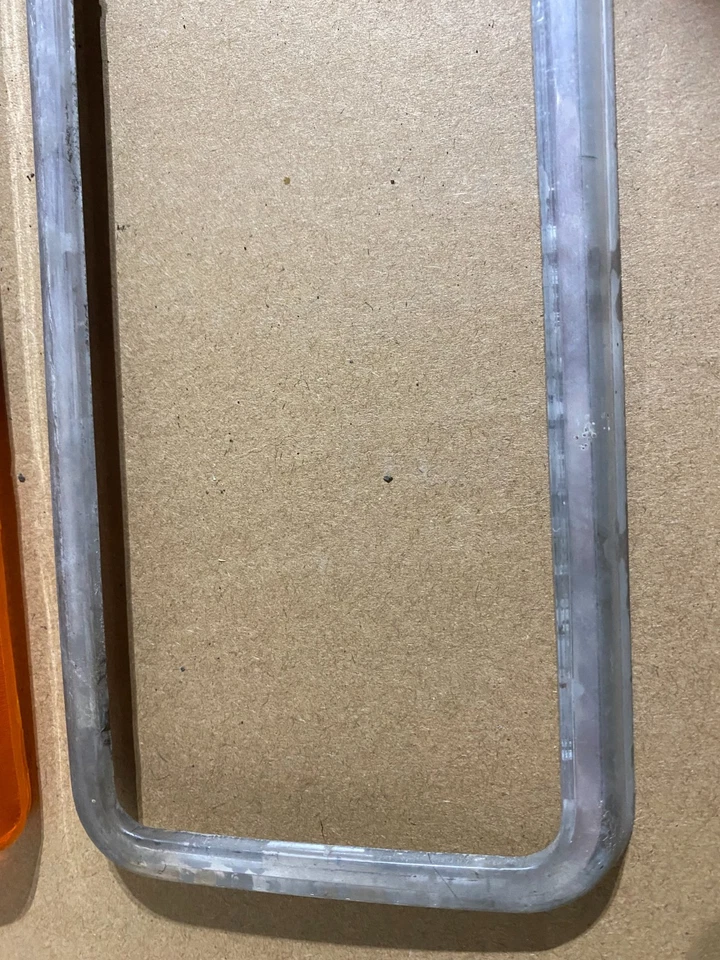 Lente y marco de luz trasera izquierda. 8505596. Sedán modelo 99 Saab. 1975 a 1976 Foto 3 de 4