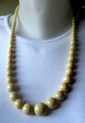 Collier Vintage En Perles De Bakélite - Fermoir à Vis Couleur Or - Occasion, état Parfait