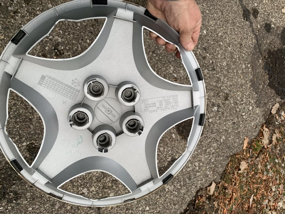 "Chevrolet Cavalier 2000-2005 tapacubos originales atornillados, juego de 4 restaurados" Foto 4 de 4