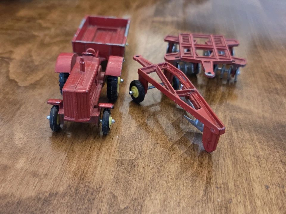Conjunto vintage de tratores e implementos agrícolas Tootsietoy. Frete grátis - Imagem 4 de 4
