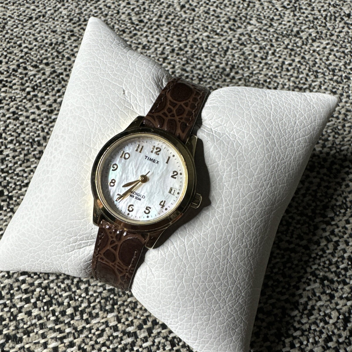 Vintage Style 25mm Leather Strap Watch with Indiglo Light The Vintage Women main image 3