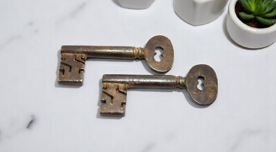 Rare Old Beautiful Iron Skeleton key pair of Unique Collectible Key. G2-252 