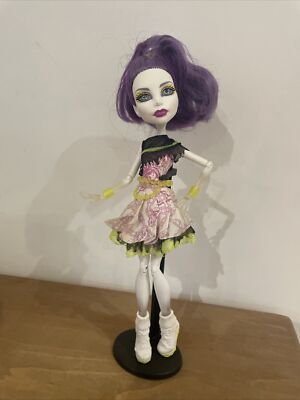 Monster High Ghoul Sports Physical Deaducation Spectra Vondergeist Puppe Mattel