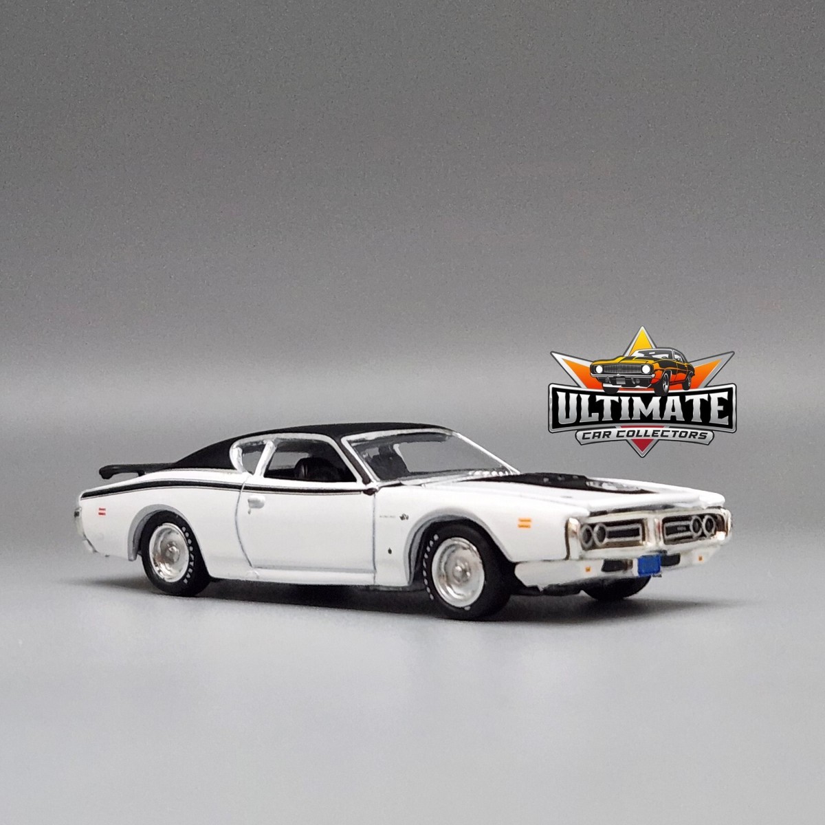 ミニカー 1971 dodge charger superbee Amazon.com: American Muscle 1971 Dodge Charger Super Bee 1:18