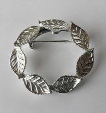 VINTAGE 1970's GERRY'S SIGNED TEXTURED SILVER 1 1/2" OPEN CIRCLE LEAF BROOCH-EUC