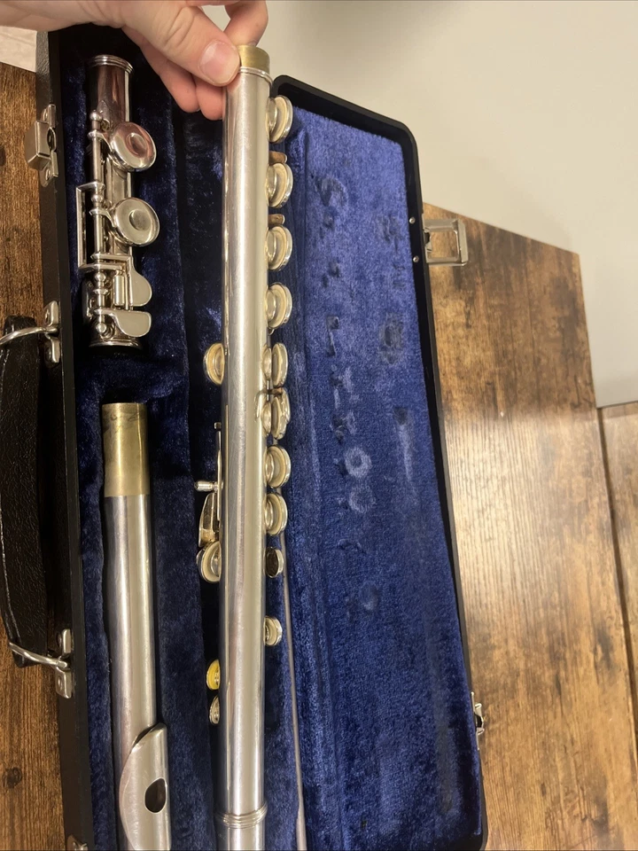 Flauta Artley 18-0 con estuche (puede necesitar pequeñas reparaciones) (excelente estado) Foto 2 de 4