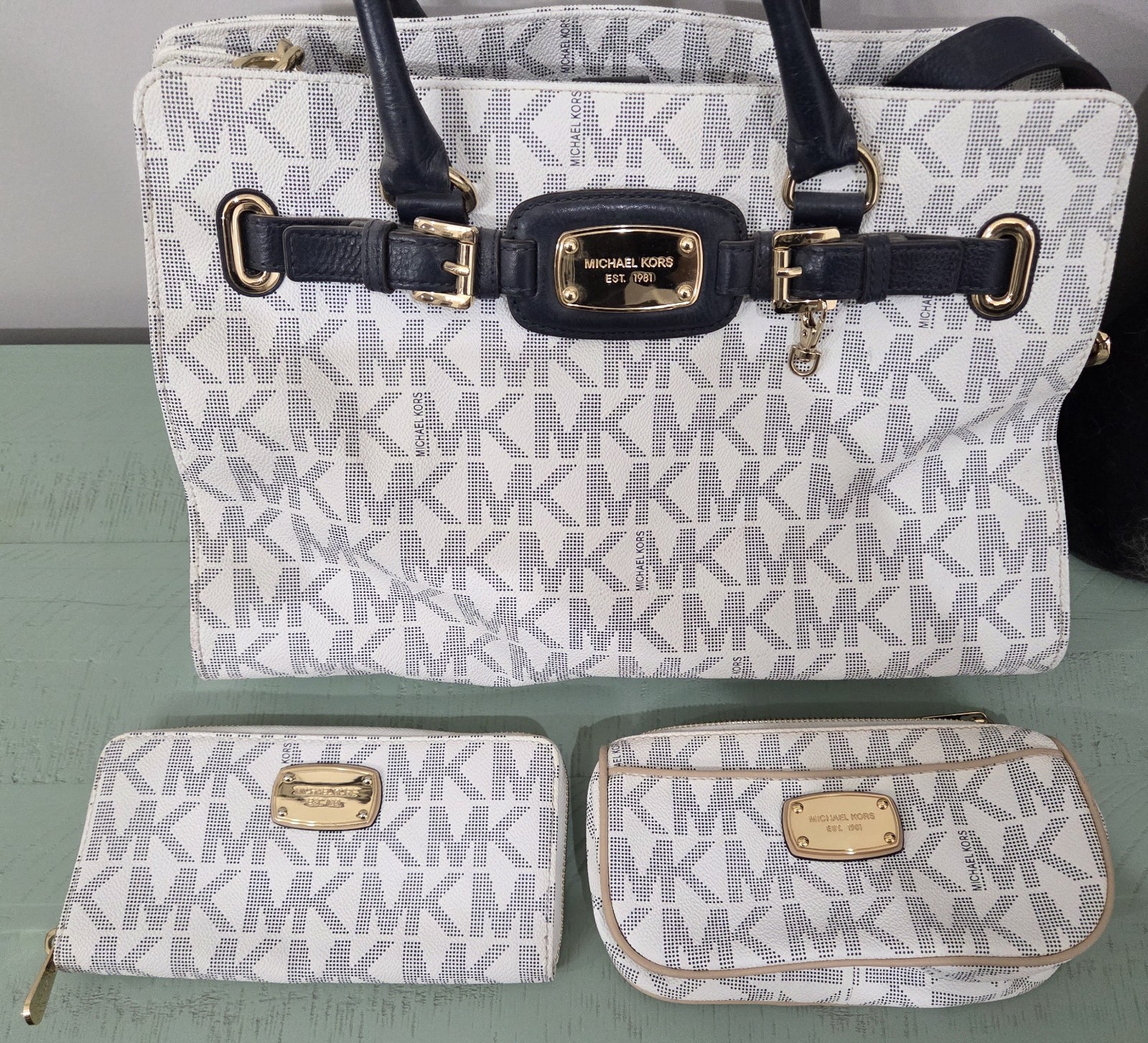 Michael Michael Kors — Camden Large Drawstring Shoulder Tote (Style: 30F5GMDE3L)