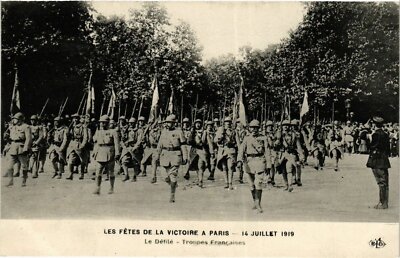CPA Militaire, Le Defile - Troupes Francaises (277997)