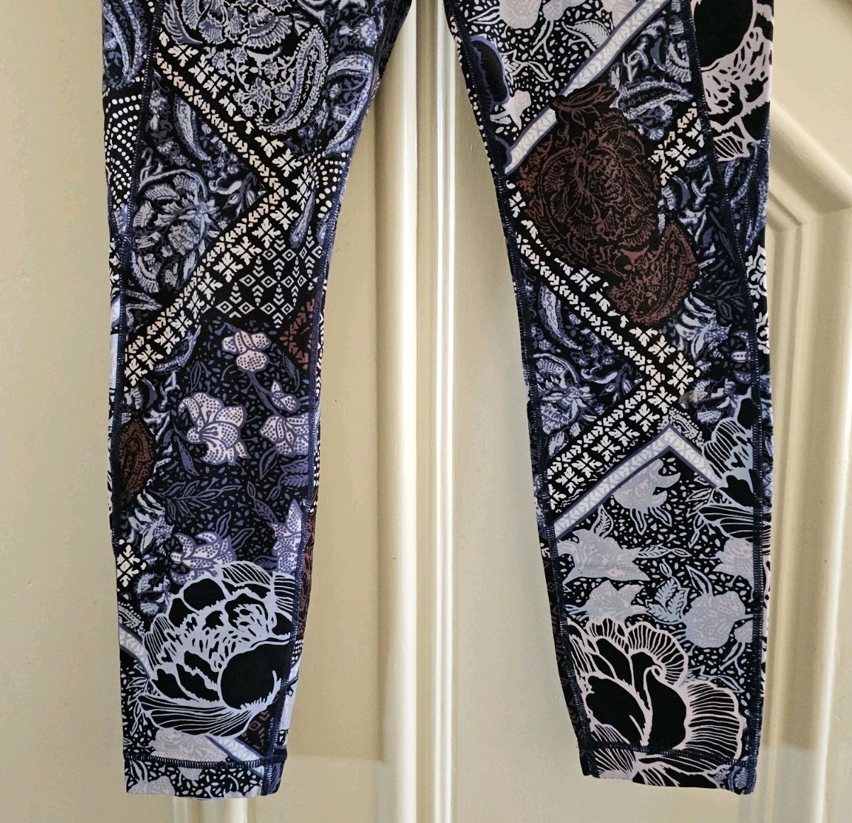 EUC ATHLETA Patchwork Salutations 7/8 Leggings Na… - image 6