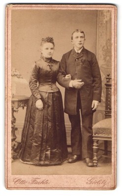Fotografie Otto Faehte, Görlitz, Grüner Graben 29, junges Brautpaar kurz nach d 