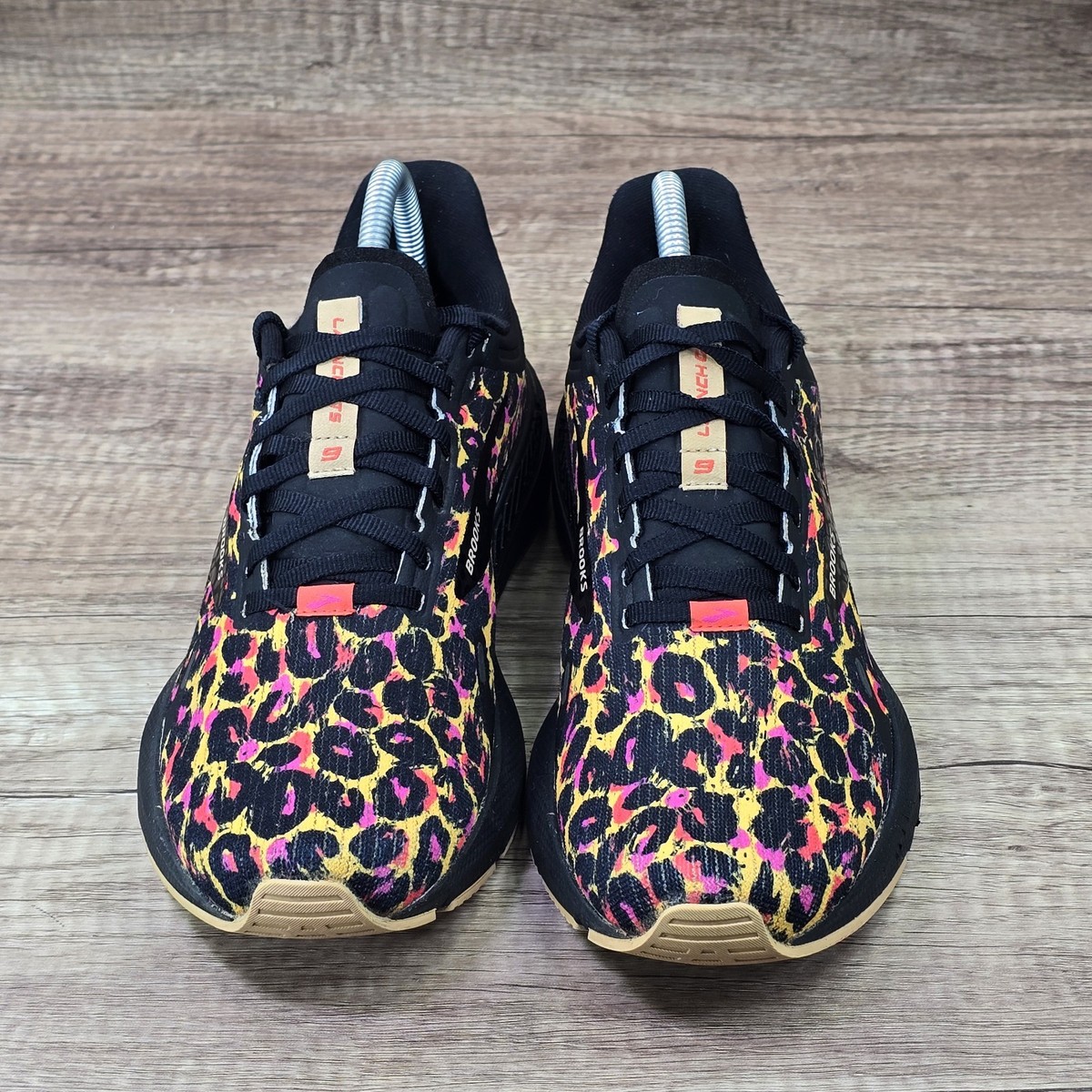最終値下げ‼️*786　ヒョウ　ブロンズ像　RUNNING LEOPARD Brooks Launch GTS 9 Women's Sz 9B Black Yellow Pink Leopard Print