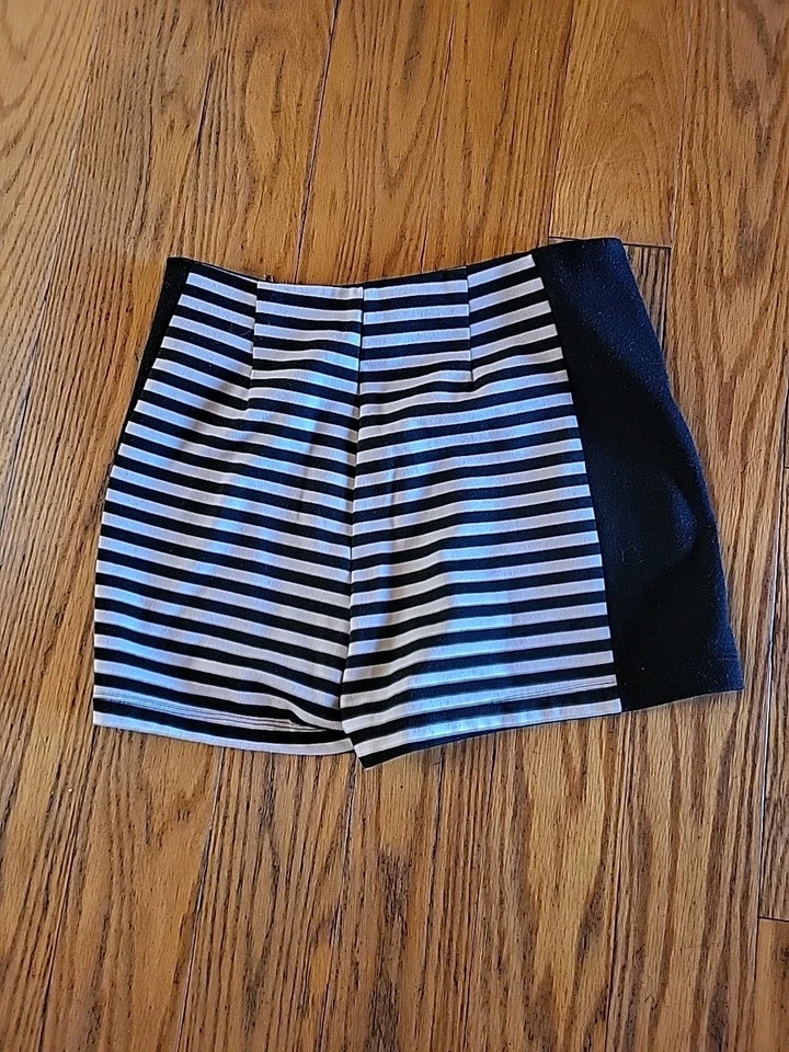 Pantalones cortos Charlotte Russe talla M a rayas Foto 4 de 4