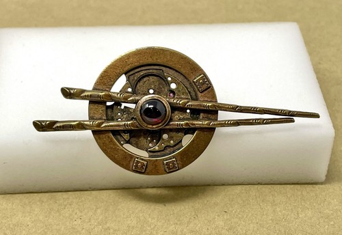 Keltisch inspirierte Steampunk Penannular Rad Brosche Antik Messing mit rotem Stein - Bild 3 von 6