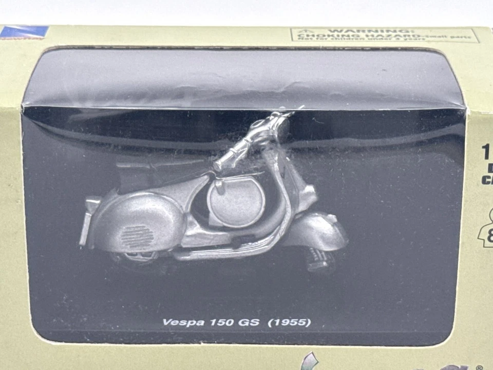 New-Ray Vespa 150 GS 1955 Silver 1:32 Scale Die-Cast Model - Image 2 of 4