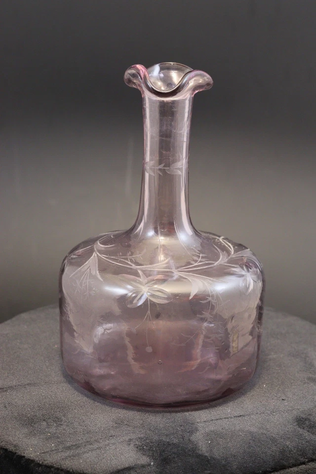 Ancienne carafe à liqueur décor floral verre gravé améthyste mauve claire - Photo 3/4