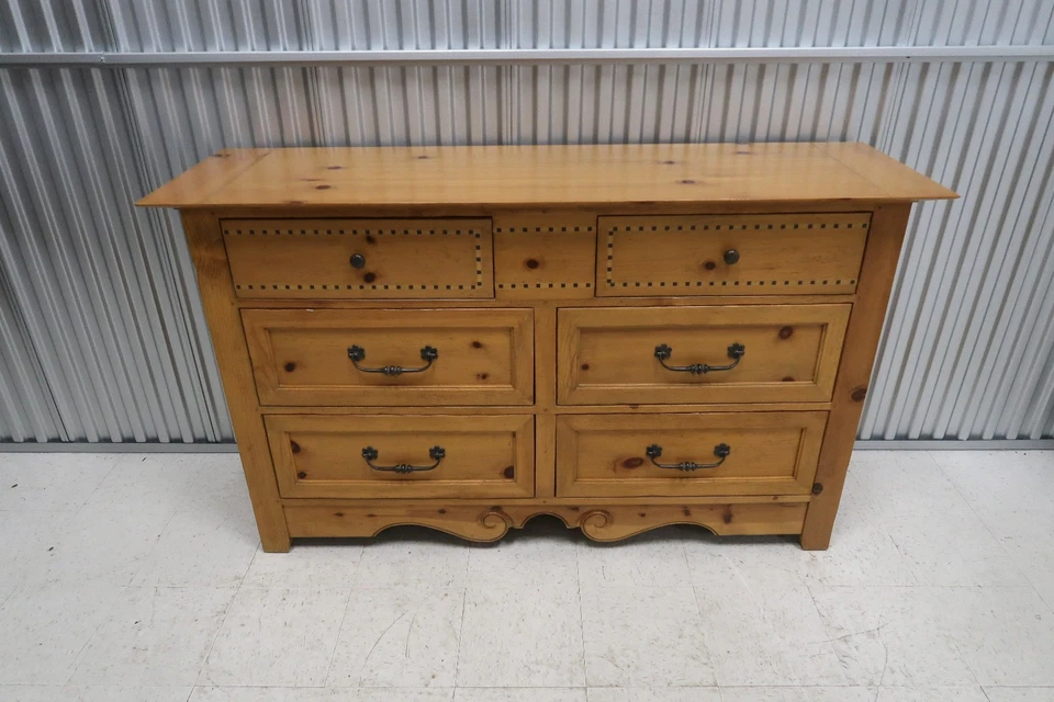 Cómoda de pino nudoso para fresado de muebles Baker Road Foto 3 de 4