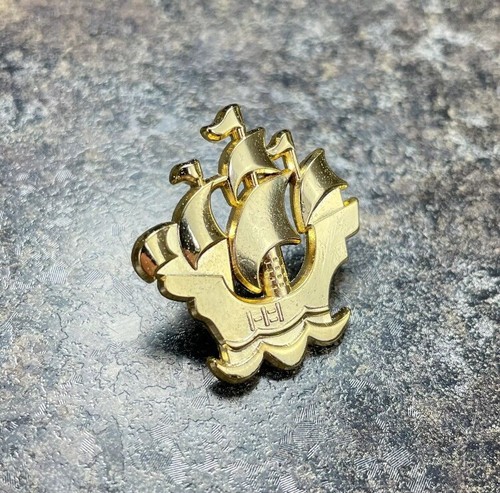BLUE PETER GOLD ENAMEL PIN BADGE | NOVELTY KIDS TV SHOW - Picture 2 of 3