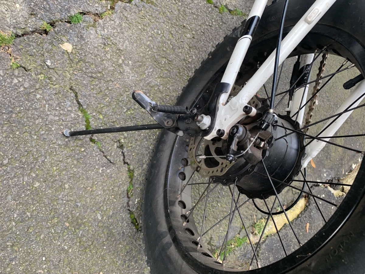 Swagtron Electric Bike WHITE AND BLACK USED FOR A YEAR BUT NOT EVERYDAY