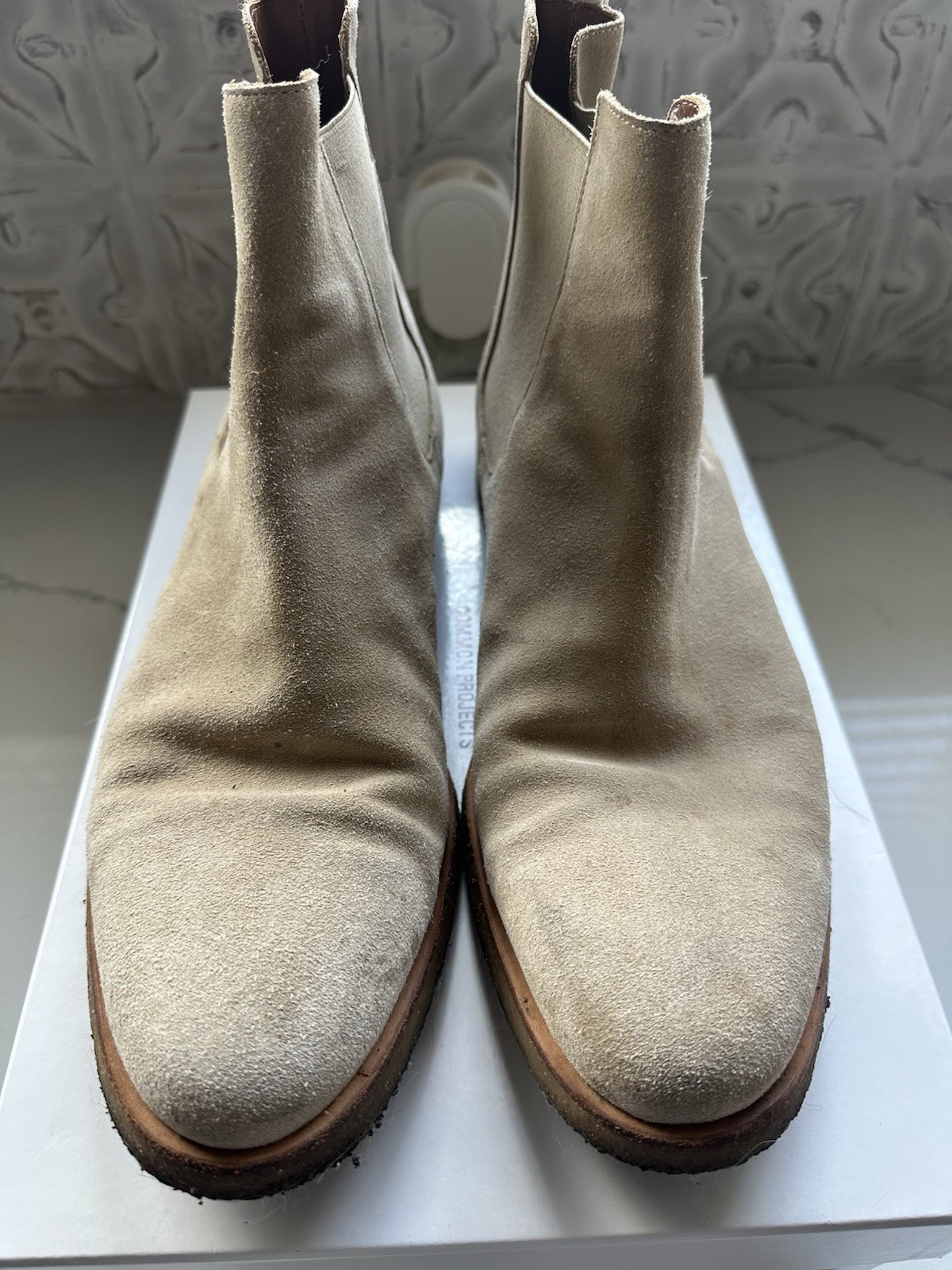 SAOLA Stivali Chelsea Common Projects taglia EU43 beige scamosciati suola crepe