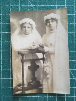 vs197 old photo circa 1920 Anne Marie and Marcelle in communicantes