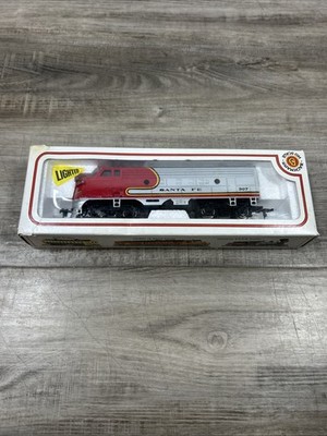 Bachmann HO Scale EMD F-9 Diesel Locomotive Santa Fe, Red #307 Item 0507, NIB