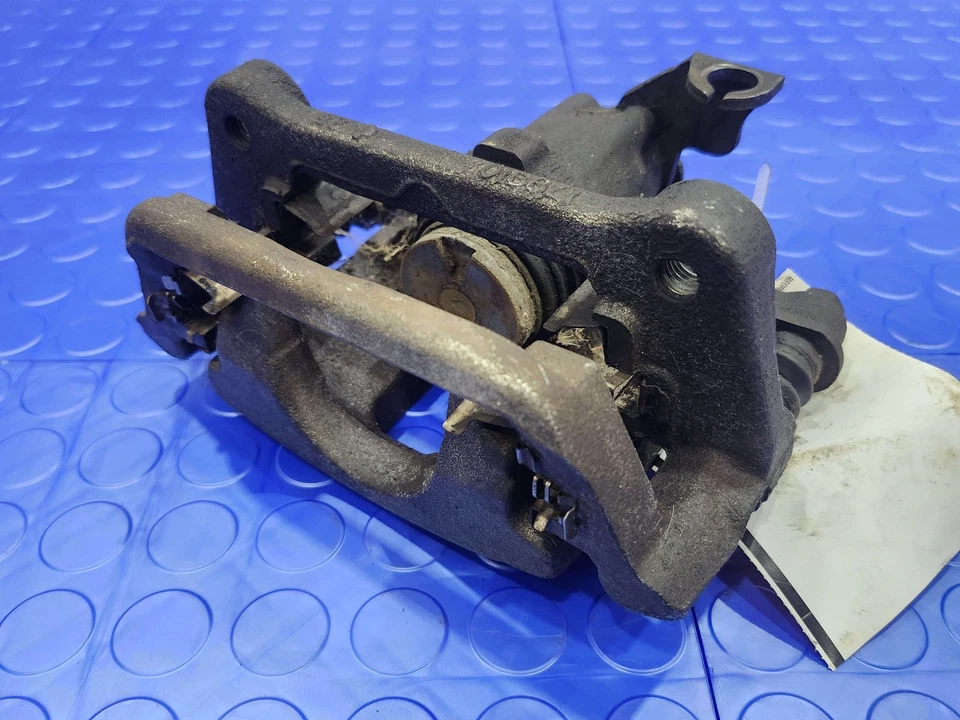 Conjunto de pinza de freno trasera Dodge Grand Caravan 12-20 lado del conductor izquierdo OEM Foto 3 de 4