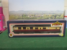 BACHMANN63FT THOMPSON COMPOSITE BRAKE COACH BR CRIMSON/CREAM. CAT NO.34-425