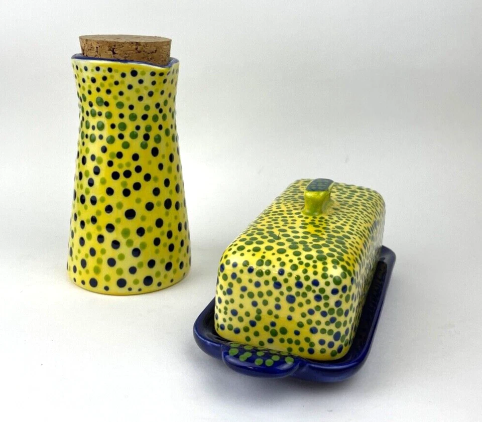 Plato de mantequilla de cerámica hecho a mano y jarra pequeña con corcho - azul y amarillo punteado Foto 3 de 4