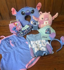 Lote de artículos Disney Stitch - Camiseta, mameluco, almohada para el cuello, cartera, zapatillas Plus
