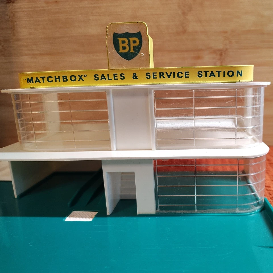 MATCHBOX MG-1 BP SERVICE STATION 1960's w/ GAS PUMPS (no 1)  AND ORIGINAL BOX  - Image 2 of 4