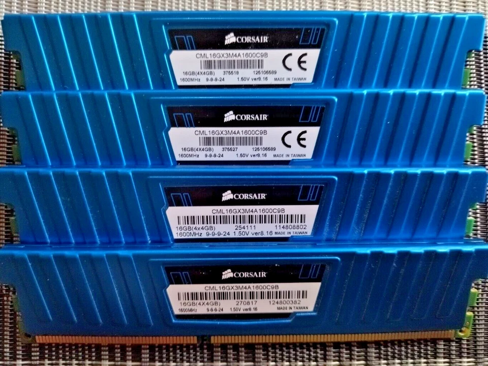 Kit mémoires Corsair Vengeance LP DDR3 16Go 4x4Go (CML16GX3M4A1600C9B) 1600 MHz - Photo 2/4