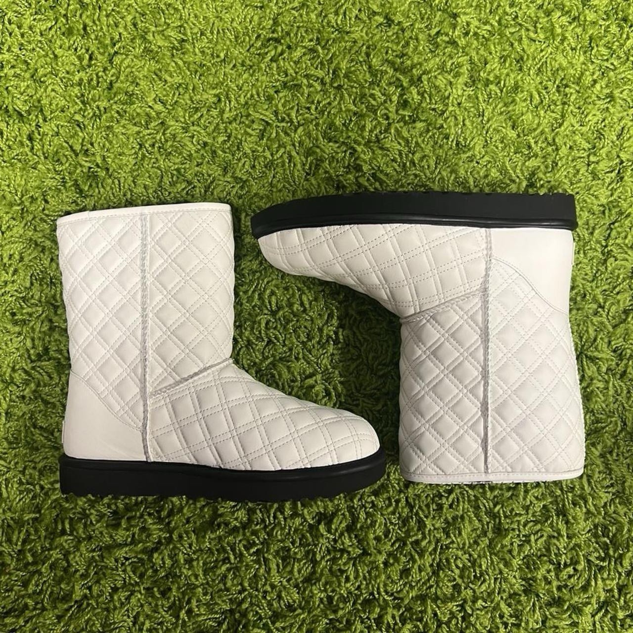 Women's  Authentic Rare Ugg Quilted Classic Short Brand New  US Size 9 image 2